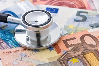Foto: Stethoskop auf Geldscheinen